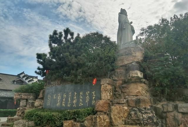 李白的《望天门山》到底写的是哪里的天门山，有人说是安徽天门山，可诗中写的是楚江开