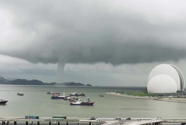 下暴雨时要注意什么事情(暴雨预防措施及注意事项)