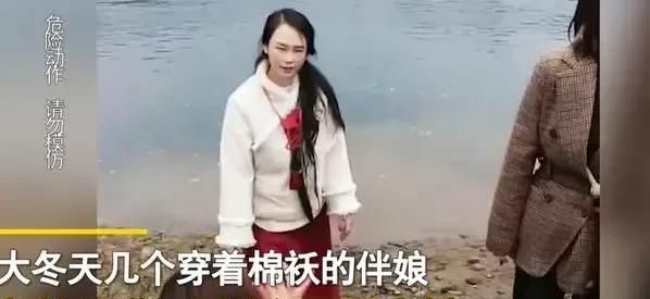 伴娘被闹婚丢河里,四名伴娘被闹婚泼冷水