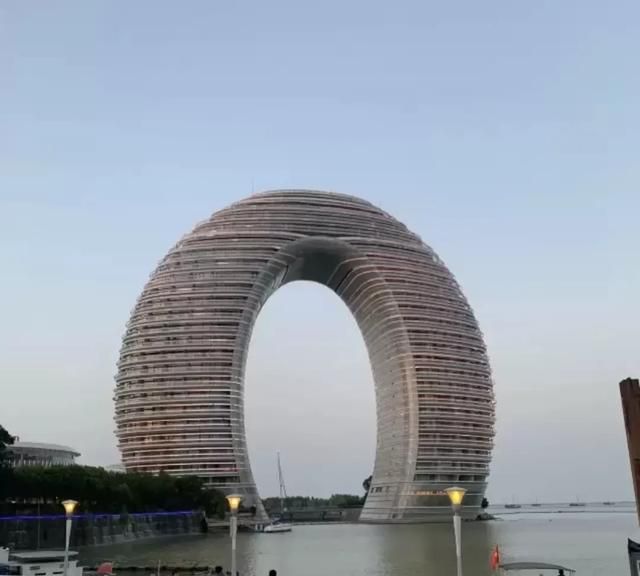 旅行途中你见过最美的湖边建筑是哪个作